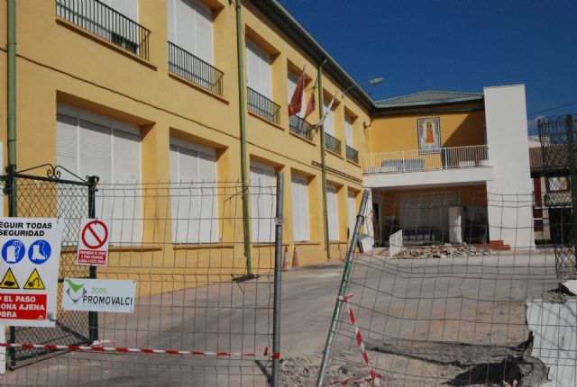Comienzan las obras de construcción de la Escuela municipal de Padres y la cubrición de la pista polideportiva del C.P. Santa Eulalia, Foto 1