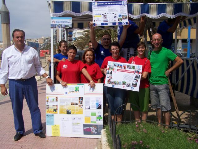 Los alumnos de los talleres de Energía Solar Fotovoltaica y Dinamización Comunitaria muestran su trabajo en plazas, playas y paseos - 1, Foto 1