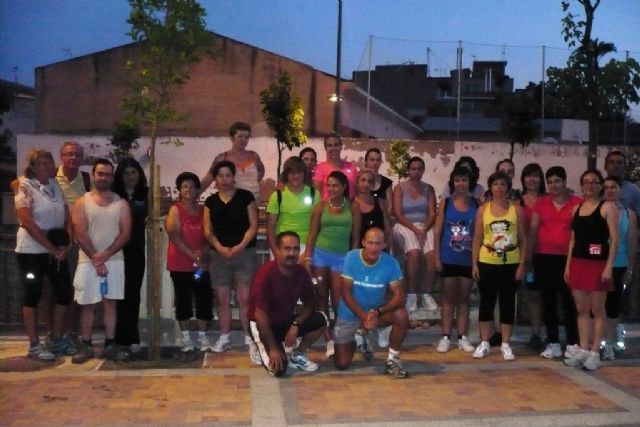 Alrededor de unas 80 personas participa cada miércoles en las caminatas nocturnas, Foto 1