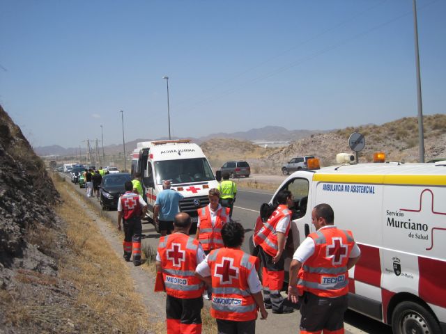 El Equipo Médico Municipal de Cruz Roja de Águilas asiste un grave accidente de tráfico donde se han visto implicados cuatro vehículos - 1, Foto 1