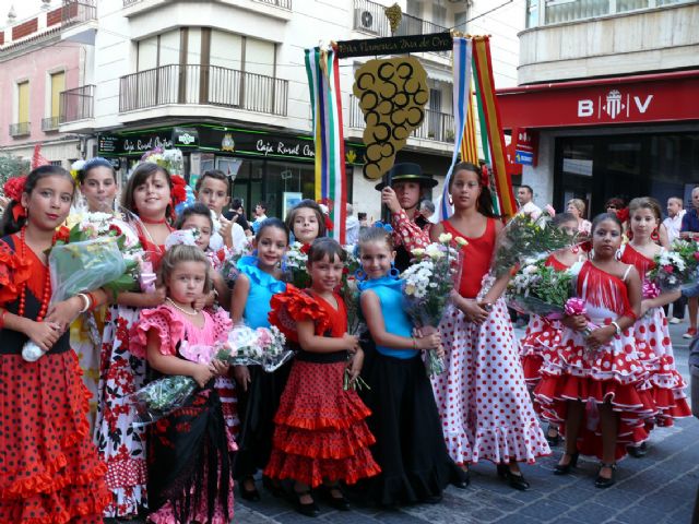 Centenares de jumillanos y jumillanas hicieron su ofrenda de flores a la patrona, la Virgen de la Asunción - 5, Foto 5