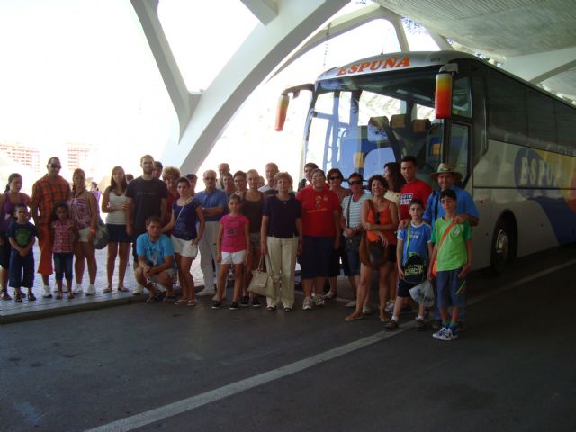 Medio centenar de personas asiste al viaje a la Ciudad de las Artes y las Ciencias de Valencia, enmarcado en el programa Verano Joven 2010, Foto 1