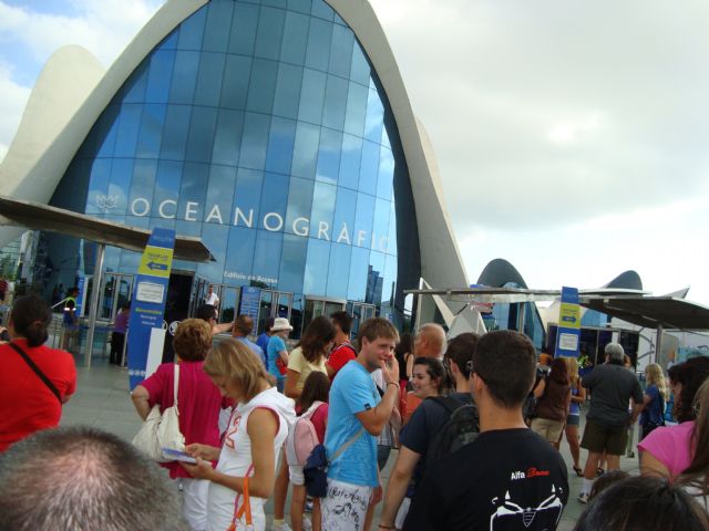 Fifty people attended the trip to the "City of Arts and Sciences of Valencia, set in the" Summer Youth 2010 ", Foto 3