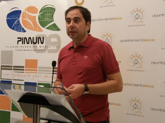 El Ayuntamiento de Lorca exige la retirada en diez días de la publicidad instalada ilegalmente en el mobiliario urbano - 1, Foto 1