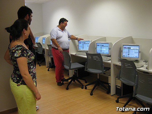 El concejal de Nuevas Tecnologías visita el aula de informática del Centro Social del barrio de San Roque - 1, Foto 1