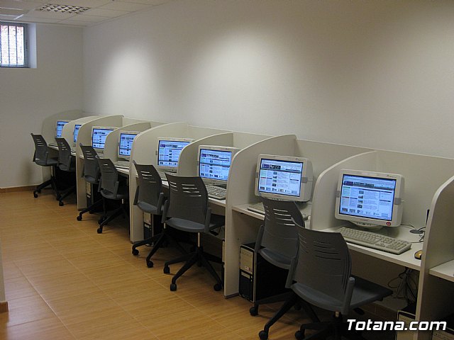 El concejal de Nuevas Tecnologas visita el aula de informtica del Centro Social del barrio de San Roque - 5