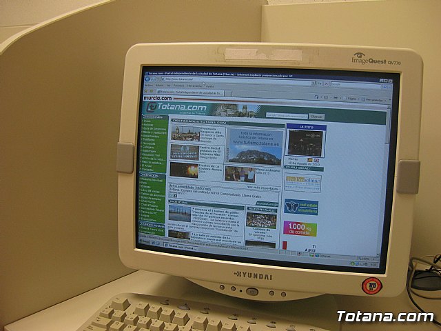 El concejal de Nuevas Tecnologas visita el aula de informtica del Centro Social del barrio de San Roque - 6