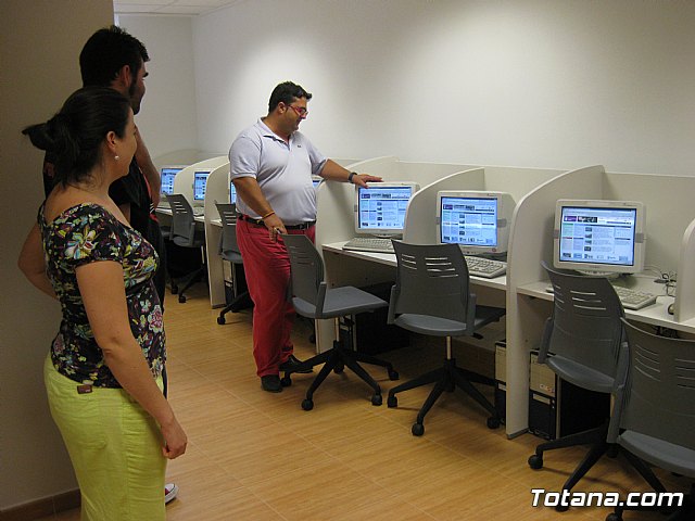 El concejal de Nuevas Tecnologas visita el aula de informtica del Centro Social del barrio de San Roque - 10