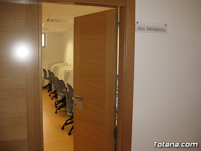 El concejal de Nuevas Tecnologas visita el aula de informtica del Centro Social del barrio de San Roque - 7