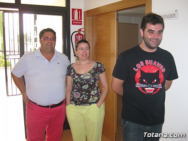 El concejal de Nuevas Tecnologas visita el aula de informtica del Centro Social del barrio de San Roque - 8