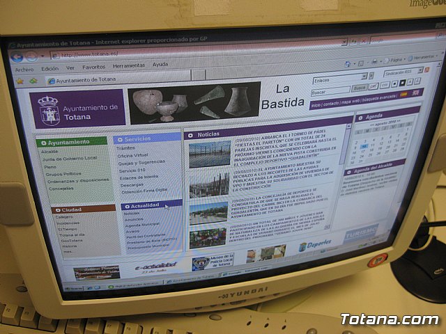 El concejal de Nuevas Tecnologas visita el aula de informtica del Centro Social del barrio de San Roque - 9