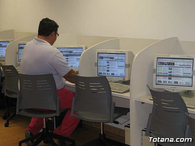 El concejal de Nuevas Tecnologas visita el aula de informtica del Centro Social del barrio de San Roque - 11