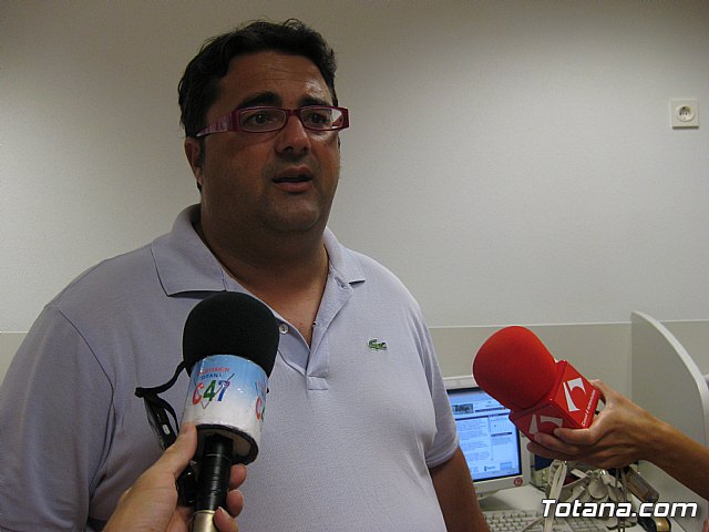 El concejal de Nuevas Tecnologas visita el aula de informtica del Centro Social del barrio de San Roque - 12