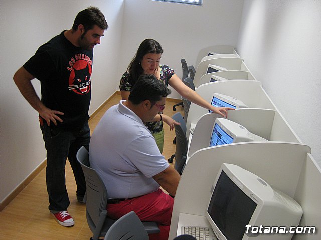 El concejal de Nuevas Tecnologas visita el aula de informtica del Centro Social del barrio de San Roque - 13