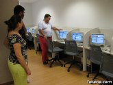 El concejal de Nuevas Tecnologías visita el aula de informática del Centro Social del barrio de San Roque