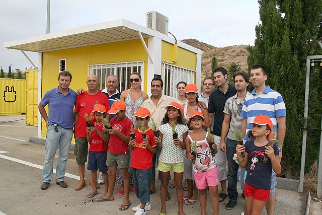 Nuevas Generaciones ofrecieron a los niños saharauis que pasan el verano en Águilas una merienda - 1, Foto 1