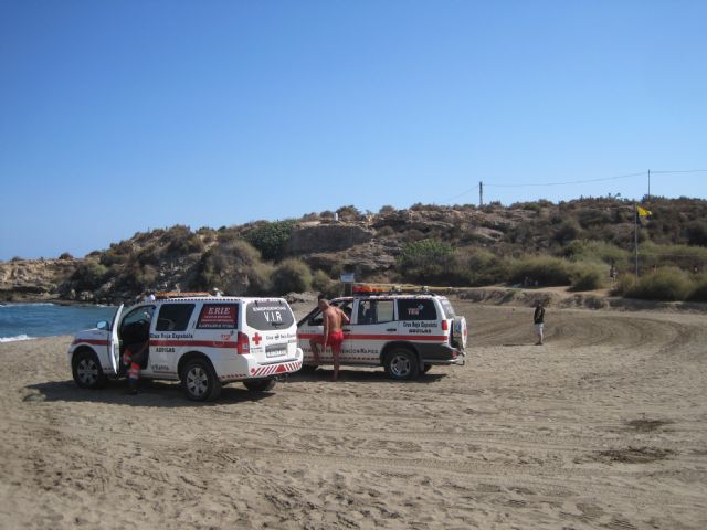 Cruz Roja de Águilas lleva a cabo un rescate múltiple en la Playa de Matalentisco - 1, Foto 1