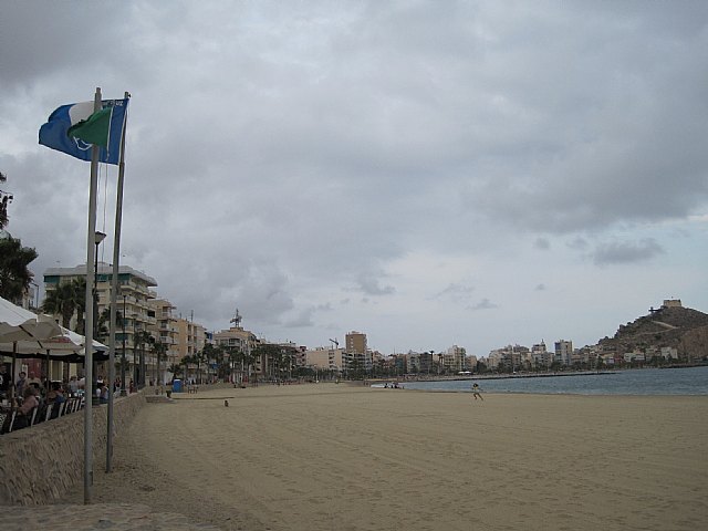 La bandera verde vuelve a ondear hoy en la playa de Poniente - 1, Foto 1