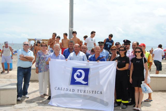 Las primeras banderas con la Q de Calidad en playas del municipio, ya ondean en las playas Mistral, de La Manga y Castillico de Santiago de la Ribera - 1, Foto 1