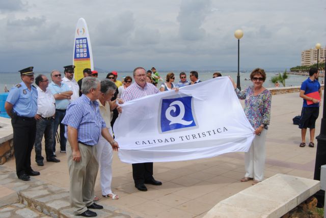 Las primeras banderas con la Q de Calidad en playas del municipio, ya ondean en las playas Mistral, de La Manga y Castillico de Santiago de la Ribera - 2, Foto 2