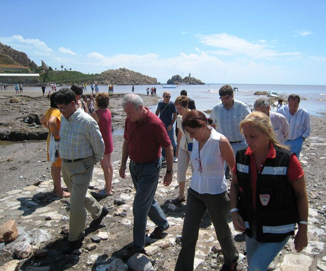 El presidente Valcárcel, junto a la consejera de Presidencia, el alcalde de Águilas y la jefa de la Demarcación de Costas, Francisca Baraza, recorren la zona de la desembocadura de la rambla de Las Culebras, en la playa de Las Delicias., Foto 1