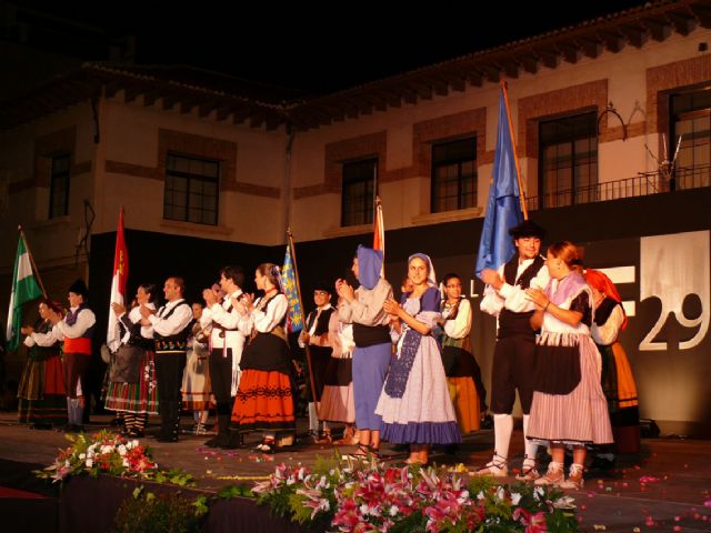 A pesar de la inestabilidad del tiempo, el 29 Festival Nacional de Folklore llevó a cabo sus actividades - 2, Foto 2