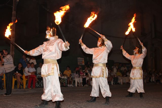 Los desfiles de Moros y Cristianos llenaron de color y música festera las calles de Jumilla - 1, Foto 1