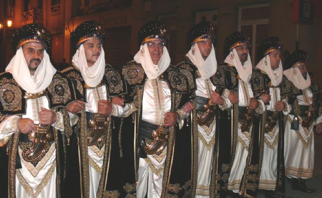 Los desfiles de Moros y Cristianos llenaron de color y música festera las calles de Jumilla - 2, Foto 2