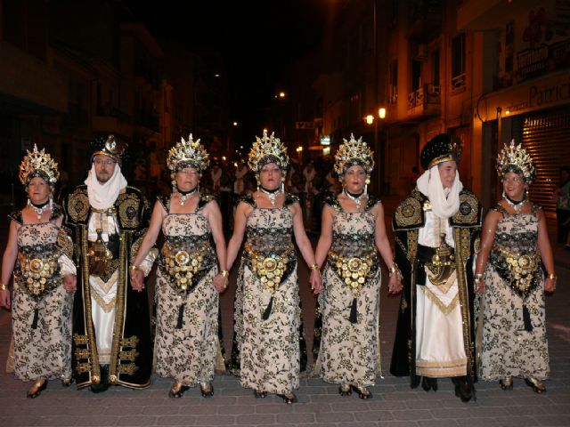 Los desfiles de Moros y Cristianos llenaron de color y música festera las calles de Jumilla - 5, Foto 5