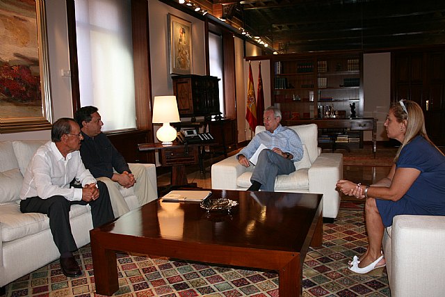 El presidente de la Comunidad, Ramón Luis Valcárcel, recibe al alcalde de Villanueva del Segura, José Luis López Ayala - 1, Foto 1