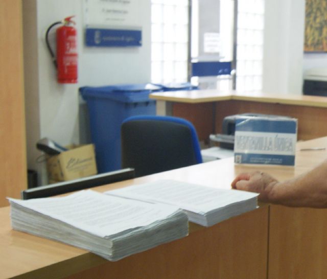 Más de una decena de personas entre funcionarios y vecinos se enzarzan en una discusión acalorada ante la ventanilla única - 1, Foto 1