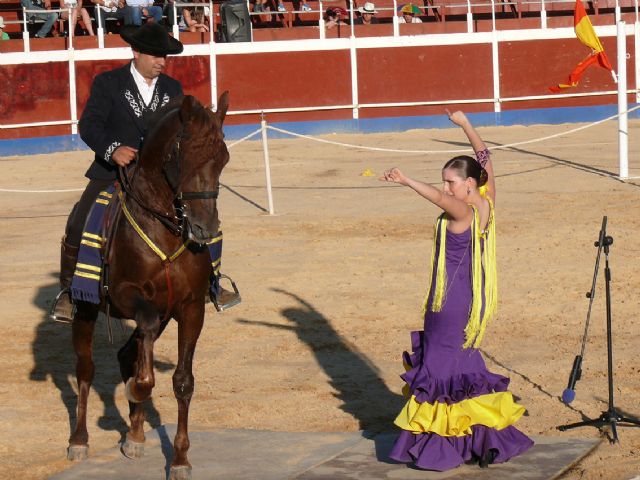 Cientos de aficionados disfrutaron de una novillada picada con rejoneador y un espectáculo ecuestre - 1, Foto 1