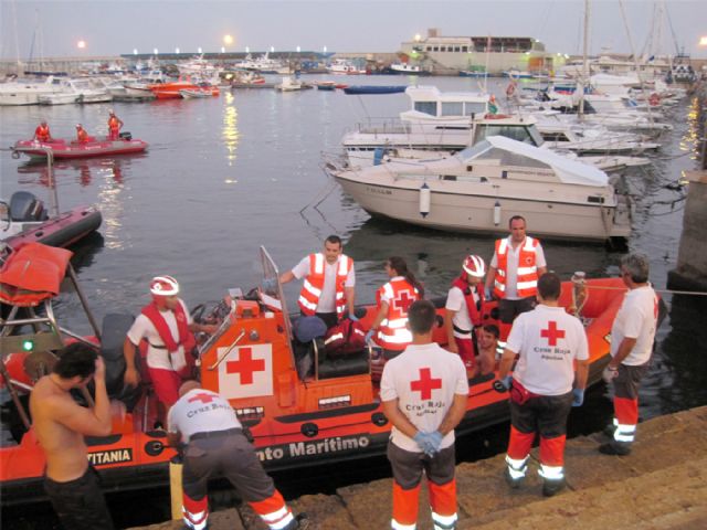 Cruz Roja de Águilas rescata en la Isla del Fraile a un veraneante que había sufrido una posible fractura en su pierna - 1, Foto 1