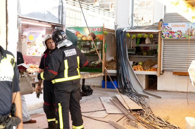 Cerrado el mercado de Santa Florentina por el desprendimiento de una canaleta de cables - 2, Foto 2