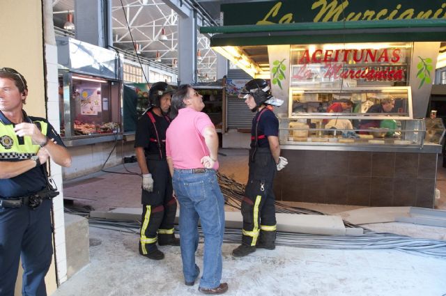 Cerrado el mercado de Santa Florentina por el desprendimiento de una canaleta de cables - 3, Foto 3