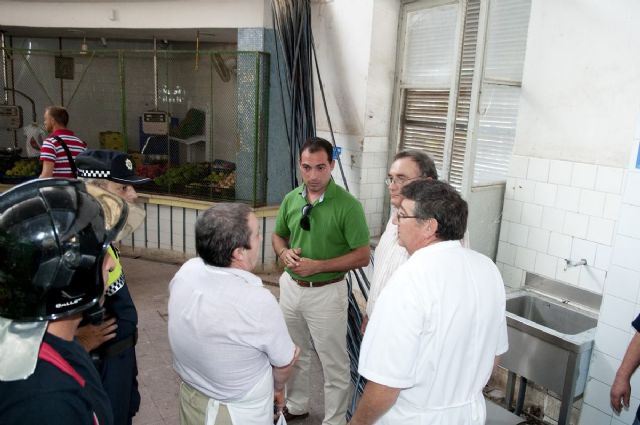 Cerrado el mercado de Santa Florentina por el desprendimiento de una canaleta de cables - 4, Foto 4