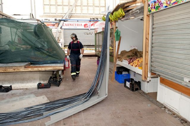 Cerrado el mercado de Santa Florentina por el desprendimiento de una canaleta de cables - 5, Foto 5