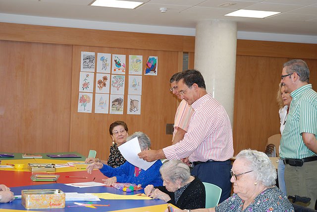 El consejero de Política Social pulsa en El Palmar cómo pasan el verano los mayores en dos residencias públicas - 1, Foto 1