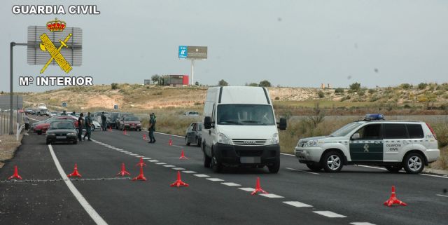 La Guardia Civil detiene a cuatro personas después de intentar evadir un punto de identificación - 1, Foto 1