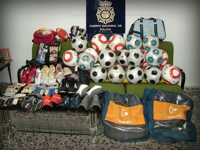 Detienen a los presuntos autores del robo en las instalaciones deportivas del Campo de la Constitucion del Yeclano Deportivo - 1, Foto 1