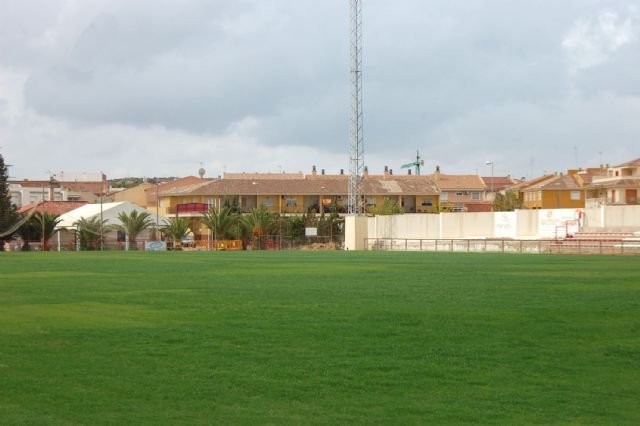 El Ayuntamiento de Lorquí adjudica la conservación y mantenimiento del campo de fútbol municipal - 1, Foto 1