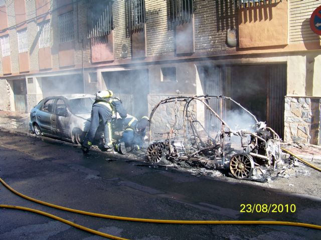 Agentes de la Policía Local de Alcantarilla desalojan un edificio del Camino de la Silla - 1, Foto 1