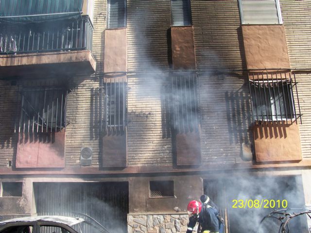 Agentes de la Policía Local de Alcantarilla desalojan un edificio del Camino de la Silla - 2, Foto 2
