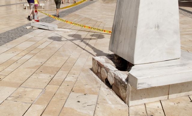 Un conductor ebrio se estrella contra una farola de plaza del Ayuntamiento - 1, Foto 1