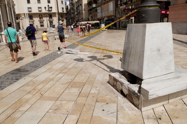 Un conductor ebrio se estrella contra una farola de plaza del Ayuntamiento - 2, Foto 2