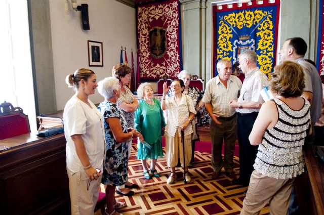 Los mayores de El Algar regalan frutas y verduras a la alcaldesa - 1, Foto 1