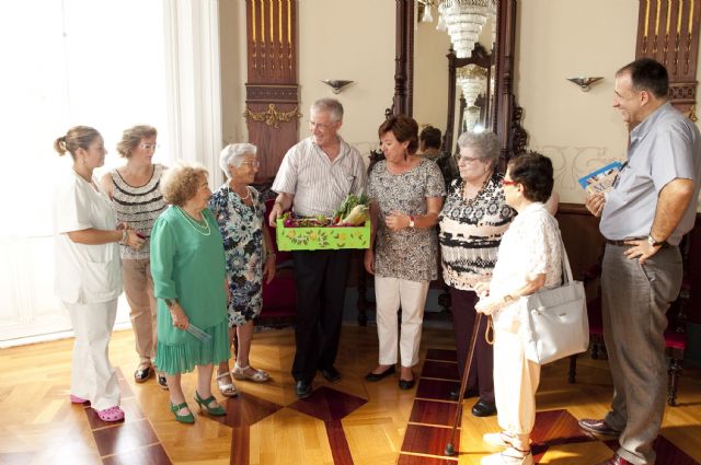 Los mayores de El Algar regalan frutas y verduras a la alcaldesa - 2, Foto 2