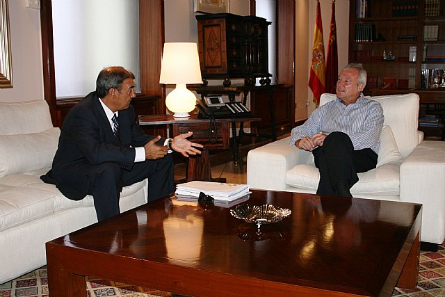 El presidente de la Comunidad Autónoma, Ramón Luis Valcárcel, recibe al presidente de Ucomur - 2, Foto 2