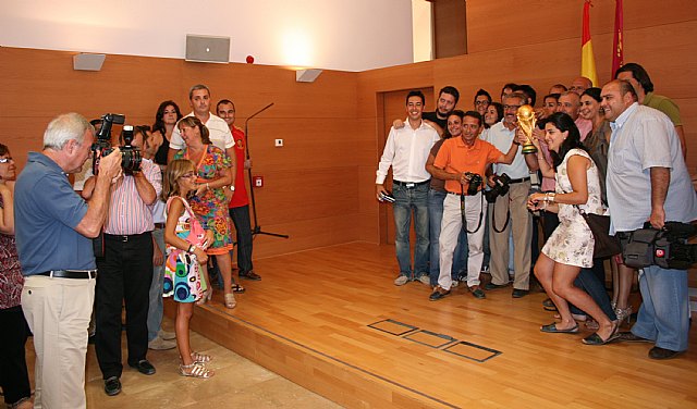 El presidente de la Comunidad recibe en el Palacio de San Esteban la Copa del Mundo del Fútbol - 1, Foto 1