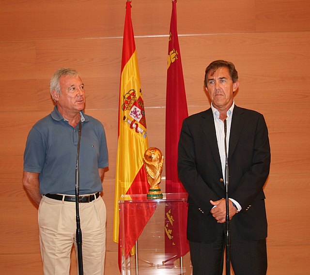 El presidente de la Comunidad recibe en el Palacio de San Esteban la Copa del Mundo del Fútbol - 2, Foto 2